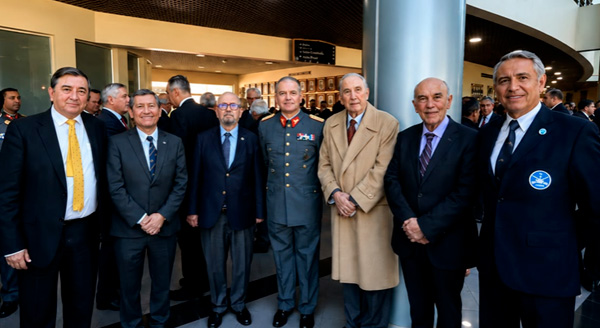 IPM José Carrasco, IPM Rodrigo Barriga, IPM Enrique Gillmore, Coronel Alex Hellman Navarrete (Director ACAPOMIL), IPM Gustavo Crisostomo, IPM Luis Díaz e IPM Jorge Vitali.